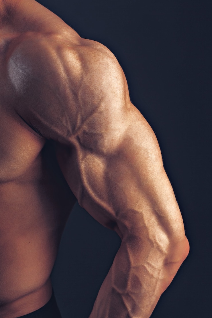 Fitness man achtergrond schouder biceps borstspieren triceps bodybuilder op een donkere achtergrond
