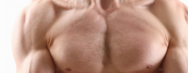 Muscoli pettorali del bicipite della spalla del fondo dell'uomo di forma fisica