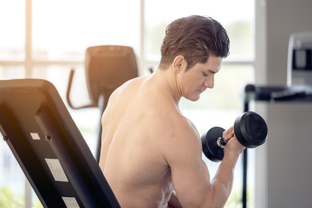 Fitness man doet oefening met halter