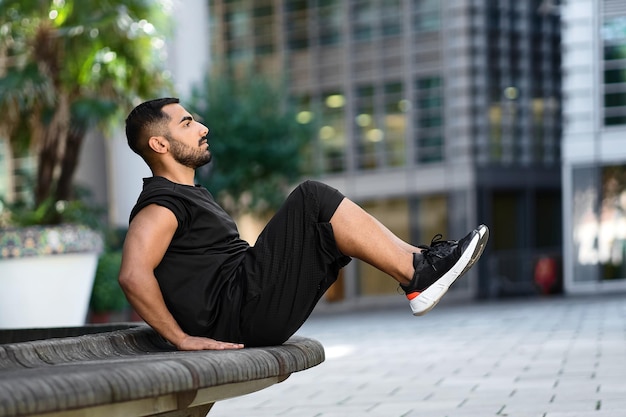 Фитнес-мужчина делает жим лежа во время кросс-тренировки на открытом воздухе