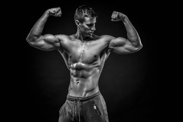 Fitness man model torso poseren en perfecte lichaam tonen