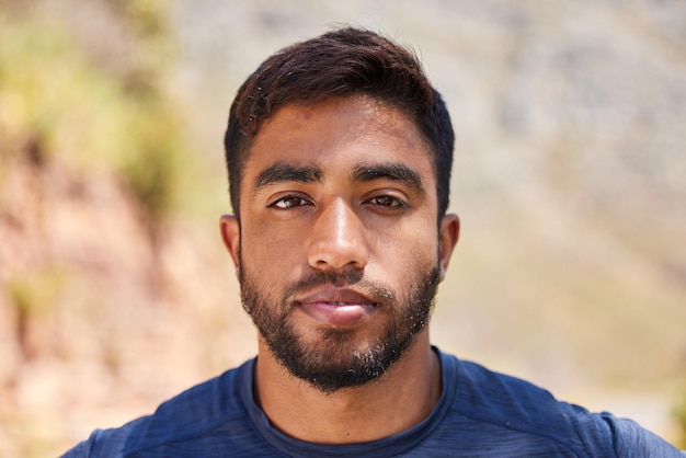 Fitness man of portret van hardloper in trainingstraining of cardio-oefening buiten op de weg in de zomer Ontspan gezicht of gezonde Indiase mannelijke atleet klaar om te beginnen met hardlopen met vertrouwen in de natuur