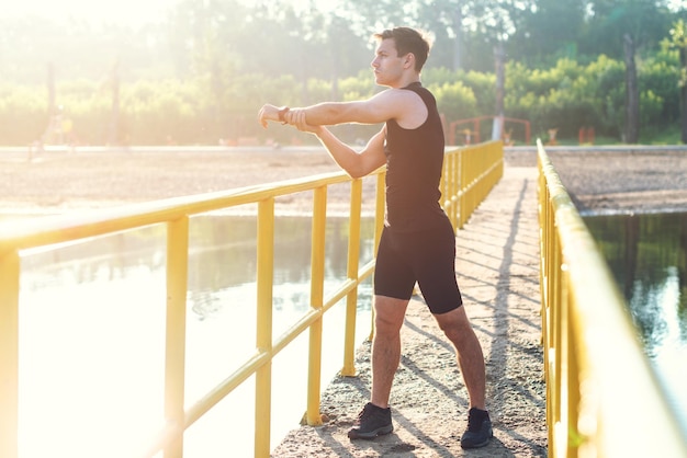 Fitness man strekken armen schouder Runner opwarmen en oefenen