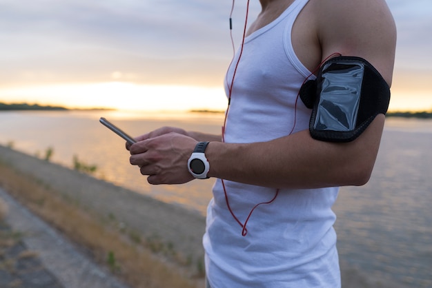 Photo fitness man using a smart phone