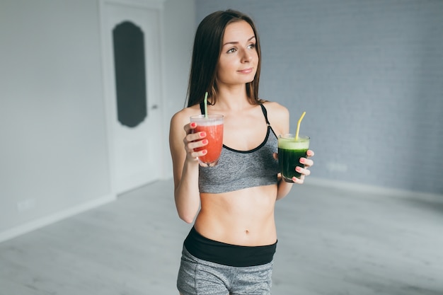 Fitness meisje drinken vruchtensap