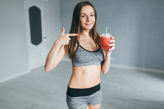 Fitness meisje drinken vruchtensap