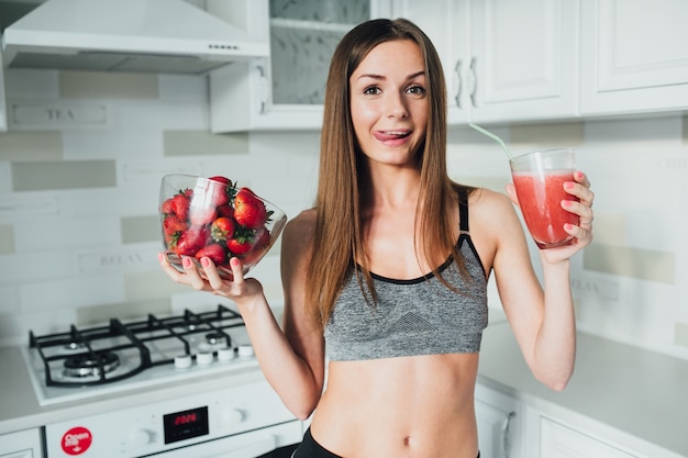 Fitness meisje drinken vruchtensap