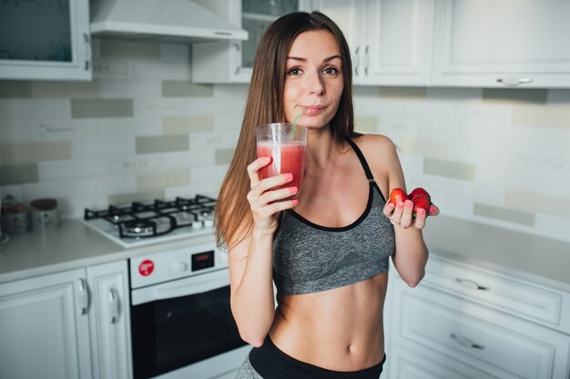 Fitness meisje drinken vruchtensap