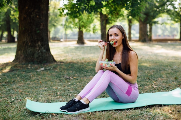Fitness meisje eten gezond in het park