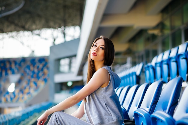 fitness meisje in het stadion