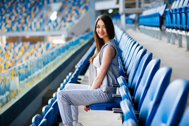 fitness meisje in het stadion