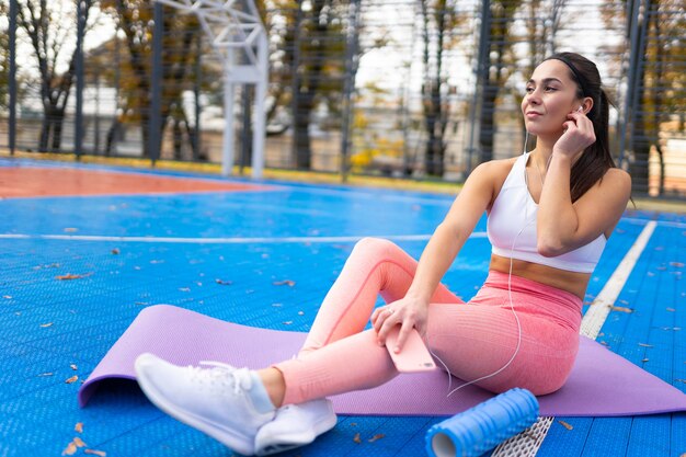 Fitness meisje luistert naar muziek