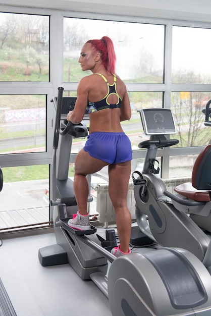 Fitness meisje oefenen op Moonwalker loopband in een modern fitnesscentrum