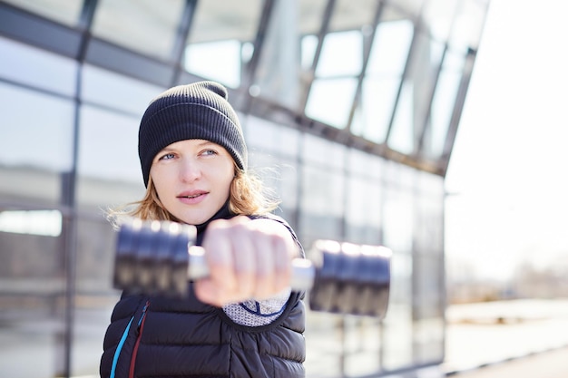 Fitness meisje portret vrij sportieve vrouw In mode sportkleding intensieve oefening doen op buiten in Park