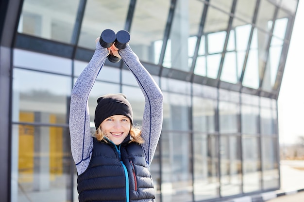 Fitness meisje portret vrij sportieve vrouw In mode sportkleding intensieve oefening doen op buiten in Park