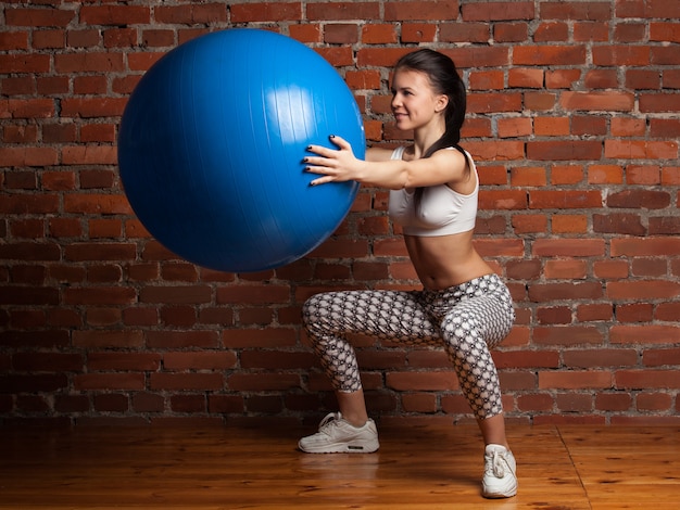 Foto modello di fitness che si esercita con fitball