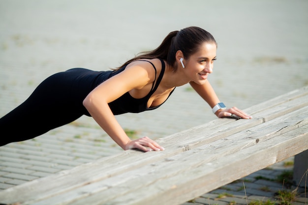 Fitness. Mooi jong meisje met perfecte spieren. Ze traint de spieren van de rug. Concept- kracht schoonheid dieet sporten