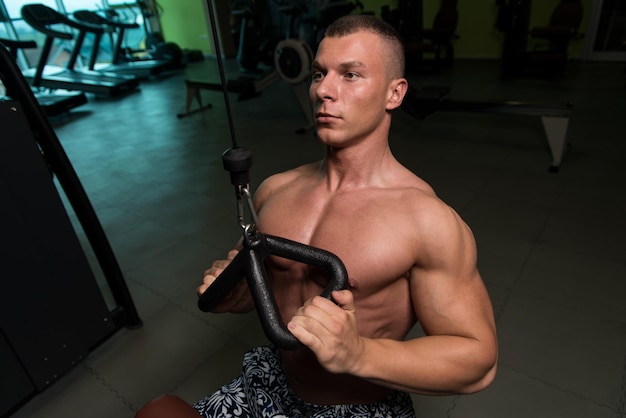 Fitness Muscle Man Oefening Terug op Machine