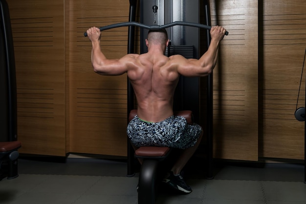 Fitness Muscle Man Oefening Terug op Machine