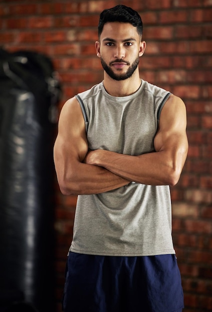 Photo fitness muscle and portrait of man in gym with arms crossed for confidence motivation and pride exercise workout and serious face of confident bodybuilder personal trainer or sports club owner