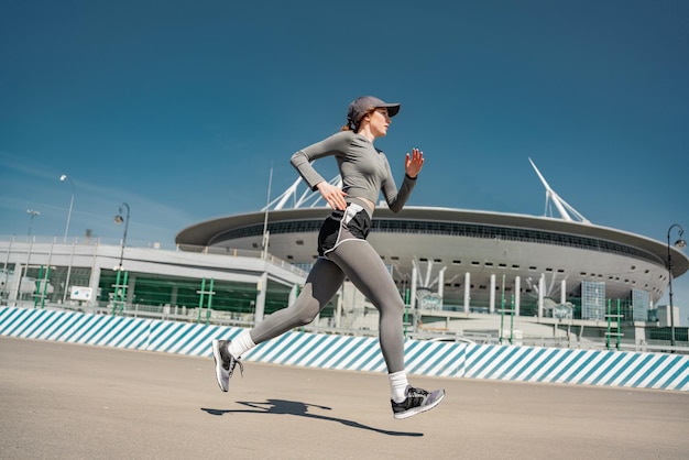 Fitness op volledige hoogte voor een gezonde levensstijl overdag snel joggen in sportkleding trainen