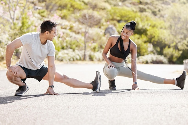 Fitness personal trainer paar benen strekken voor oefening doel motivatie en verantwoordelijkheid Opleidingsinstructeur en atleet vrouw cliënt of sportmensen training voor gezond lichaam of welzijn