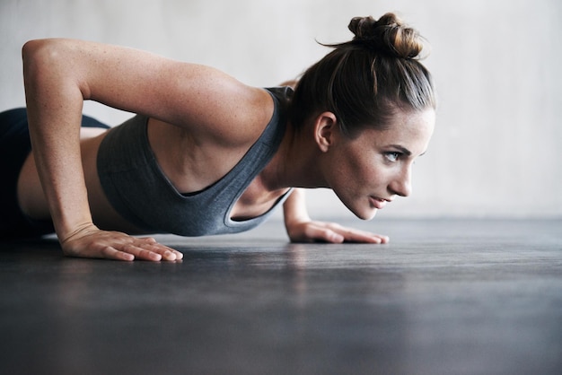 Фитнес-отжимания и женщина на полу для тренировки кардио и выносливости в тренажерном зале