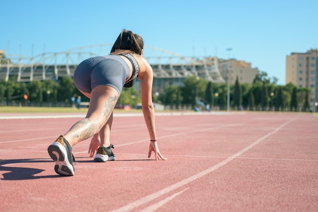 Fitness runner vrouw op atletiekbaan uit te werken