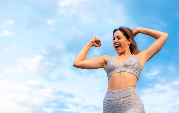 Fitness sessie met een jong kaukasisch meisje