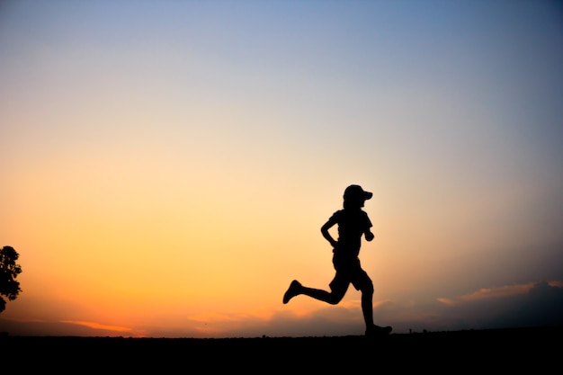 Fitness silhouet zonsopgang jogging workout wellness-concept.