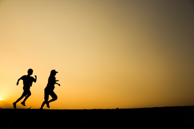 Fitness silhouet zonsopgang jogging workout wellness-concept.