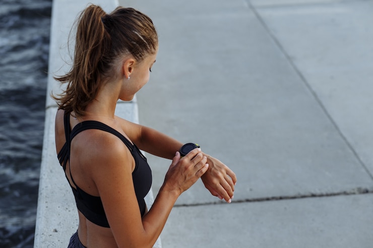 Photo fitness smart watch on the hand of a beautiful girl