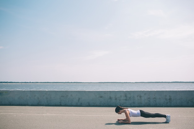 Fitness, sport, uitoefenen en gezond levensstijlconcept - woma.