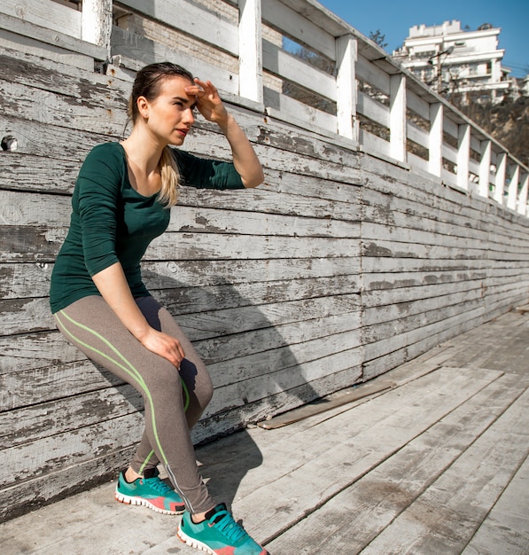 Fitness sportieve vrouw rusten na het sporten