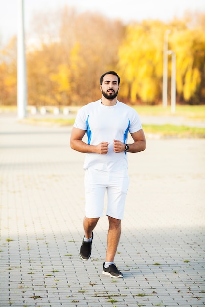 フィットネス。ストレッチ運動をしているストレッチ男。立っている前屈は足のストレッチ。