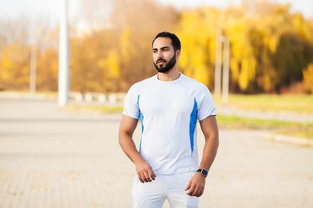 フィットネス。ストレッチ運動をしているストレッチ男。脚の前屈曲げストレッチ