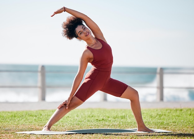 Fitness stretching en zwarte vrouw voor yoga op gras voor een gezonde levensstijl lichaam wellness en cardiotraining Sportpilates en meisje doet meditatie training en oefening voor zen vrede en kalmte