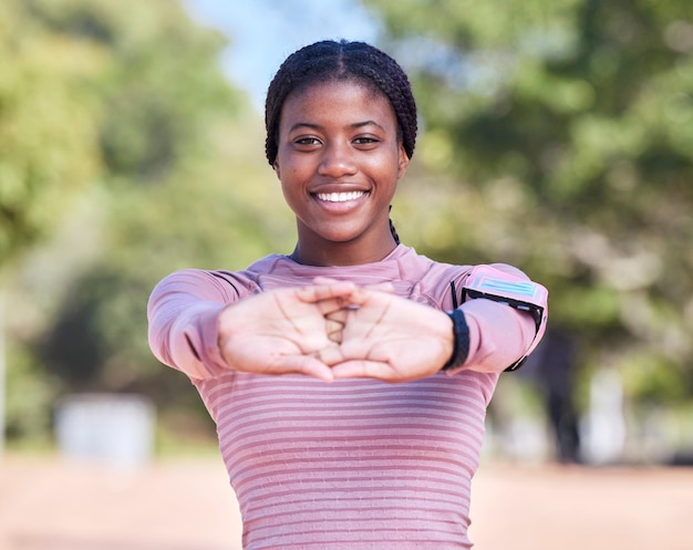 Fitness stretching runner handen en portret van zwarte vrouw met een glimlach buiten klaar voor hardlopen en race Marathon training sport en jongere met onscherpe achtergrond met geluk van hardlopen