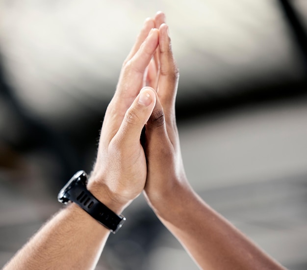 Fitness teamwerk of hands high five voor succes of lichaamsdoelen bij training, training of oefening in de sportschool Winnaar partnerschap of gezonde sportmensen met motivatie of ondersteuning of missie om te winnen