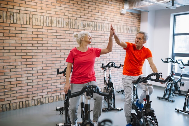 Foto concetto di fitness e lavoro di squadra con coppia di anziani