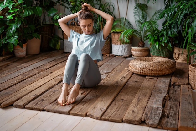 Fitness thuis pauze sporten Instructeur aerobics en gezonde levensstijl De trainer doet yoga asana-oefeningen