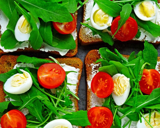 fitness toast met rucola, roomkaas, cherry tomaten en kwarteleitjes