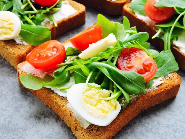 fitness toast met rucola, roomkaas, cherry tomaten en kwarteleitjes