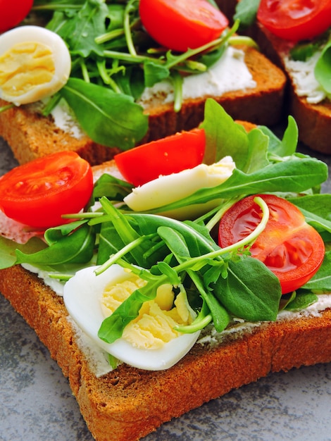 fitness toast met rucola, roomkaas, cherry tomaten en kwarteleitjes