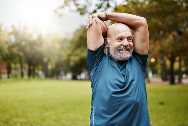 Fitness uitrekken en hardlopen met een oude man in het park voor gezondheidstraining of sporten met mockup Opwarmen met pensioen en oefenen met senior hardloper in de natuur voor het trainen van jogger en cardio-uithoudingsvermogen