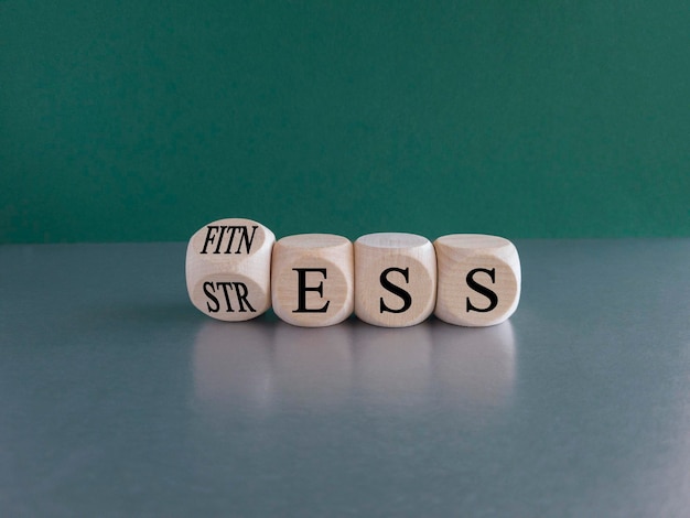 Fitness versus stress-symbool Draaide een kubus om en veranderde het woord 'stress' in 'fitness'