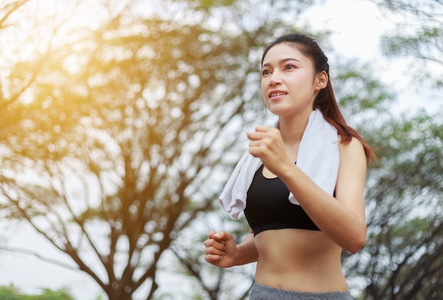 fitness vrouw die in het park loopt