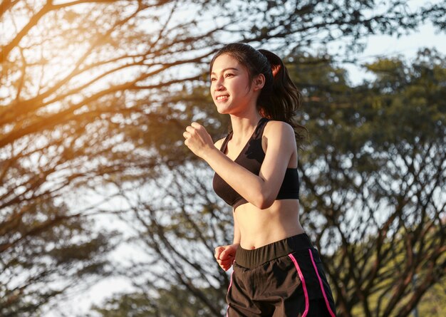 fitness vrouw die in park loopt