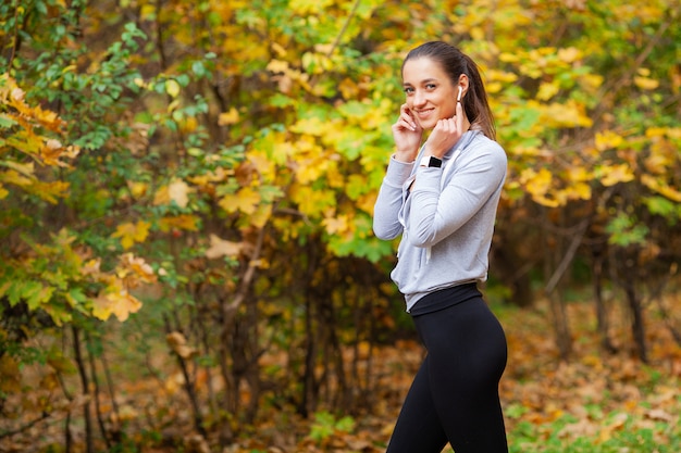 Fitness. Vrouw die trainingoefening op straat doet