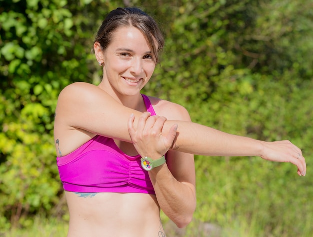 Fitness vrouw doet oefening